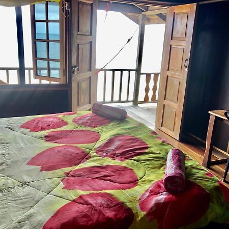 Beachfront Hut Upstairs Astra - Beach Shack Chalet Kampong Juara Exterior foto