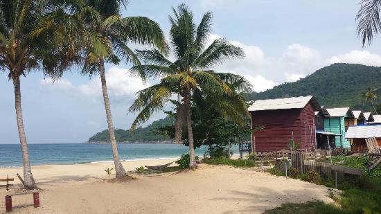 Beachfront Hut Upstairs Astra - Beach Shack Chalet Kampong Juara Exterior foto