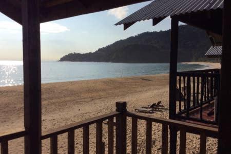 Beachfront Hut Upstairs Astra - Beach Shack Chalet Kampong Juara Exterior foto