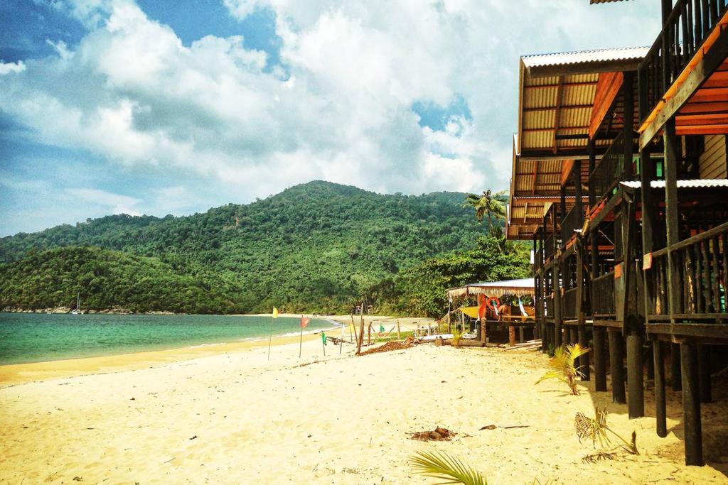 Beachfront Hut Upstairs Astra - Beach Shack Chalet Kampong Juara Exterior foto
